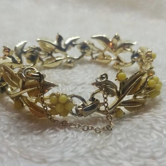 Coro Bracelet Yellow Leaves Berries Gold Tone Rare Broken Vintage - Picture 4 of 14
